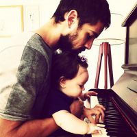 Rafael Cardoso mostra a filha, Aurora, tocando piano com ele: 'Amor da vida'