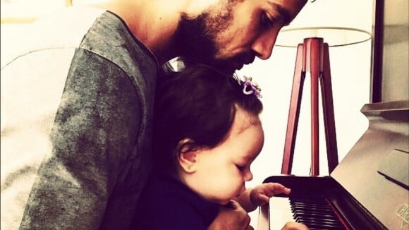 Rafael Cardoso mostra a filha, Aurora, tocando piano com ele: 'Amor da vida'