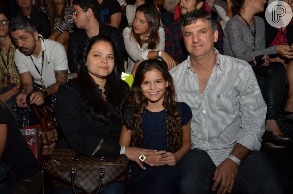 Neymar não pode comparecer ao evento, mas Bruna Marquezine contou com a presença dos pais, Neide e Telmo, e da irmã caçula Luana na primeira fileira