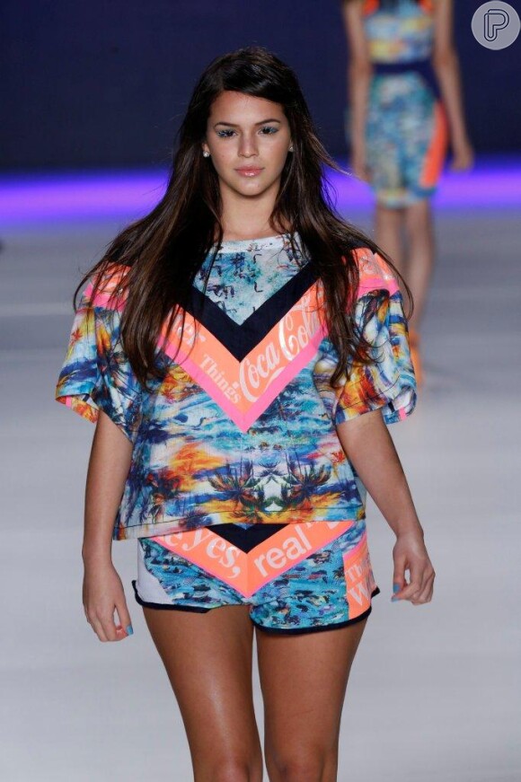 Bruna Marquezine desfila para a marca Coca-Cola Clothing no Fashion Rio, no penúltimo dia do evento, e exibe pernas de fora. Foto em 18 de abril de 2013