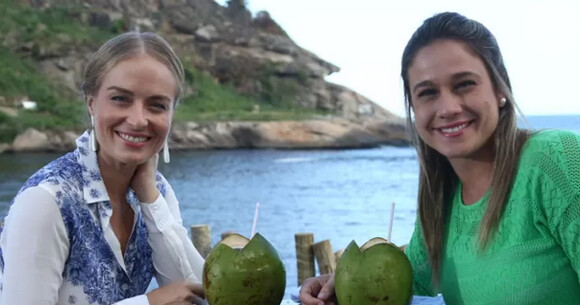 Fernanda Gentil toma água de coco com Angélica no programa Estrelas deste sábado, dia 21 de fevereiro de 2015.