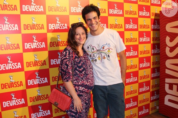 Mateus Solano e a mulher, Paula Braun, vão conferir juntinhos os desfiles das escolas de samba campeãs do Rio, na Sapucaí, neste sábado, 21 de fevereiro de 2015