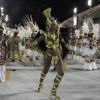 Cris Vianna desfilava na Avenida no Rio quando caiu de joelhos. Atriz usou uma sandália gladiadora de salto alto e fantasia de rainha africana no Desfile das Campeãs