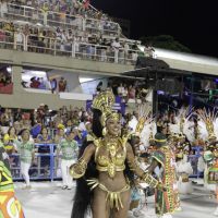 Rainha de bateria, Cris Vianna cai de joelho durante Desfile das Campeãs no Rio