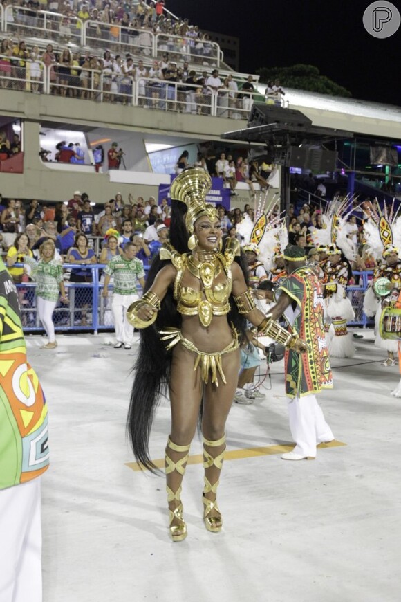 Cris Vianna leva tombo ao desfilar na Sapucaí pela Imperatriz, no Rio, no Desfile das Campeãs, neste sábado, 21 de fevereiro de 2015. Após queda, a rainha de bateria da escola de samba, a sexta colocada no Carnaval 2015, não perde o sorriso