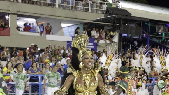 Rainha de bateria, Cris Vianna cai de joelho durante Desfile das Campeãs no Rio