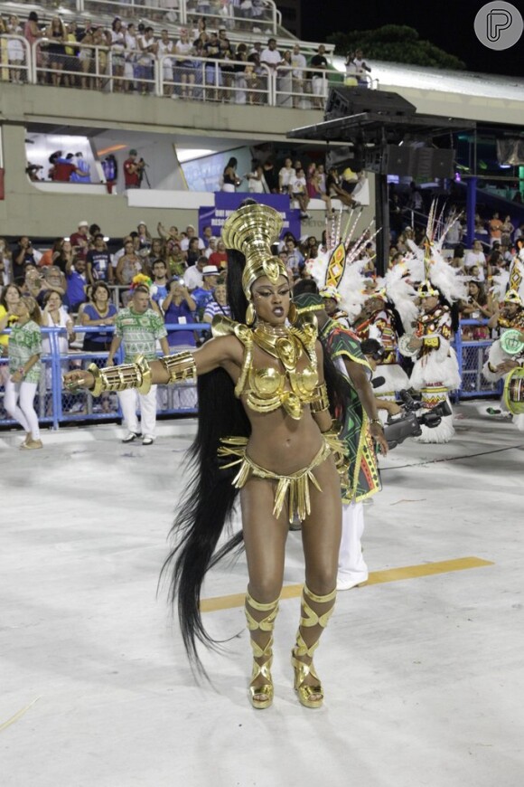 Cris Vianna leva tombo ao desfilar na Sapucaí pela Imperatriz, no Rio