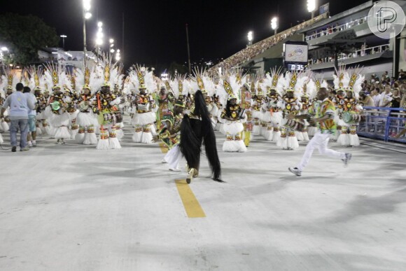 Cris Vianna leva tombo ao desfilar na Sapucaí pela Imperatriz, no Rio