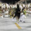 Cris Vianna é socorrida por integrante da Imperatriz depois de cair na Sapucaí, durante Desfile das Campeãs, no Rio