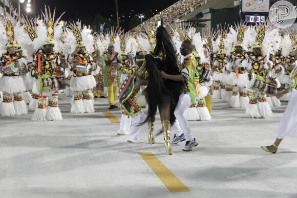 Cris Vianna leva tombo ao desfilar na Sapucaí pela Imperatriz, no Rio
