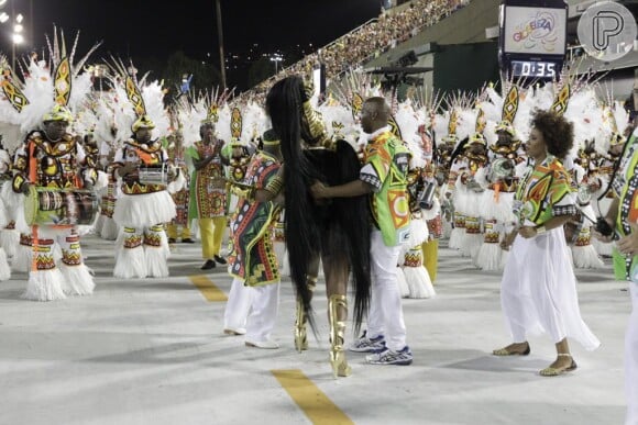Cris Vianna leva tombo ao desfilar na Sapucaí pela Imperatriz, no Rio