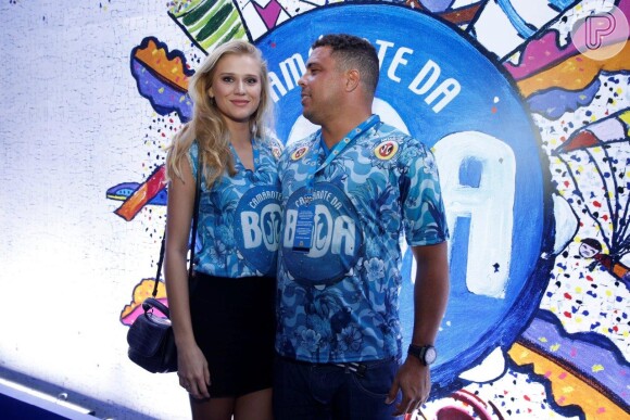 Ronaldo e a namorada, Celina Locks, assistem ao desfile das escolas de samba do Carnaval do Rio