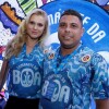 Ronaldo e a namorada, Celina Locks, assistem ao desfile das escolas de samba do Carnaval do Rio