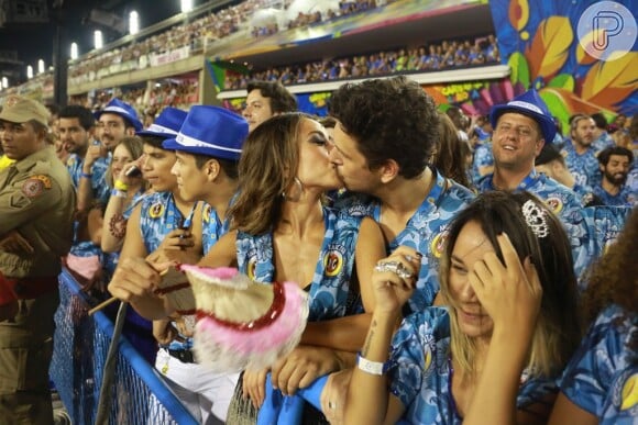 Após tietar Viviane Araújo, Sabrina Sato assiste ao desfile do Salgueiro aos beijos com o namorado, João Vicente de Castro