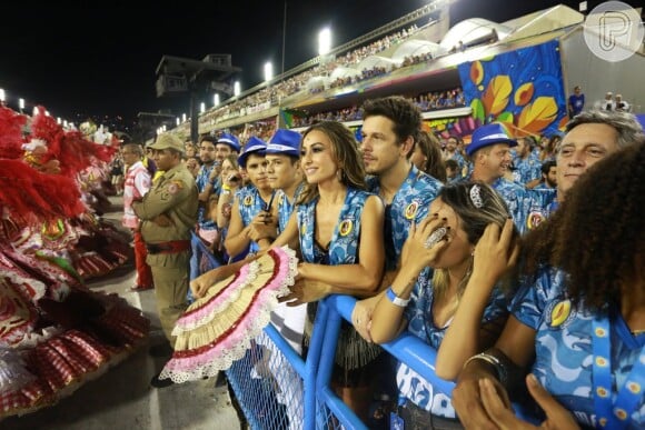 Sabrina Sato e o namorado, João Vicente de Castro, conferem Desfile das Campeãs, no Rio de Janeiro