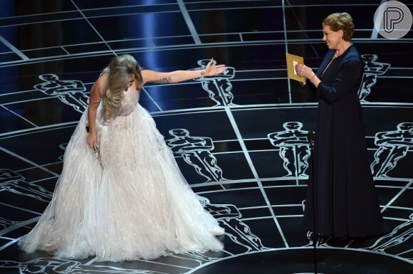 Lady Gaga recebe os cumprimentos de Julie Andrews após apresentação