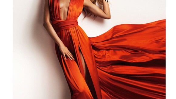 Gisele Bündchen estrela capa da 'Vogue' chinesa com look fendado e com decote