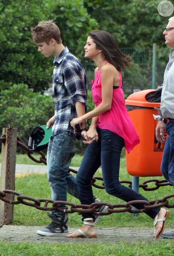 Justin Bieber e Selena Gomez foram flagrados no heliporto da Lagoa, na Zona Sul do Rio de Janeiro, durante série de shows do cantor no país, em outubro de 2011