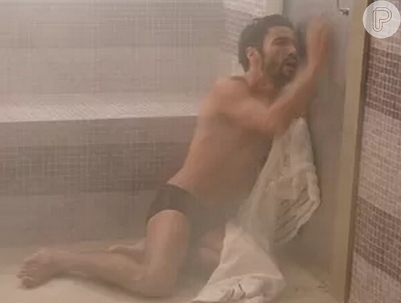 Com dificuldade para respirar, José Pedro (Caio Blat) vai perdendo as forças, trancado na sauna, em 'Império'