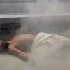 José Pedro (Caio Blat) perde os sentidos ao ser trancado na sauna, em 'Império', em 24 de fevereiro de 2015