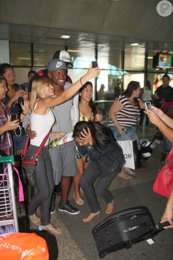 As fãs surtaram ao ver Thiaguinho no aeroporto