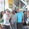 Thiaguinho desembarca em Belém e tira foto com fãs