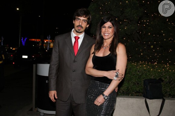 Alicinha Cavalcanti com o marido, Rodrigo Biondi, no casamento de Popó Bueno, em São Paulo
