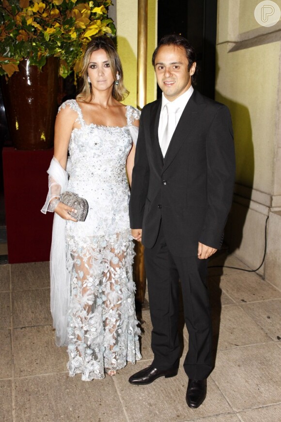 O piloto de Fórmula 1 Felipe Massa e a mulher, Rafaela, no casamento de Popó Bueno, em São Paulo