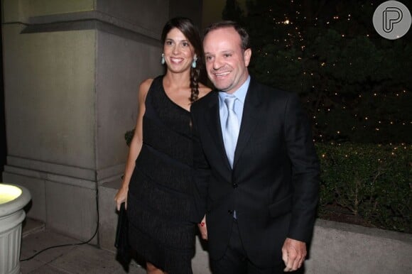 Rubinho Barrichello e a mulher, Silvana, estiveram no casamento de Popó Bueno, em São Paulo