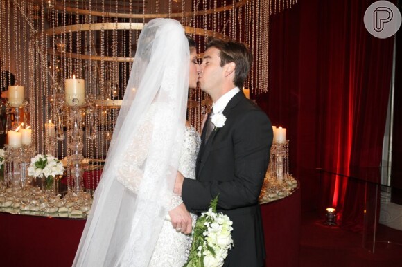 O casal Popó Bueno e Andrea Bogosian selam a união com um beijo