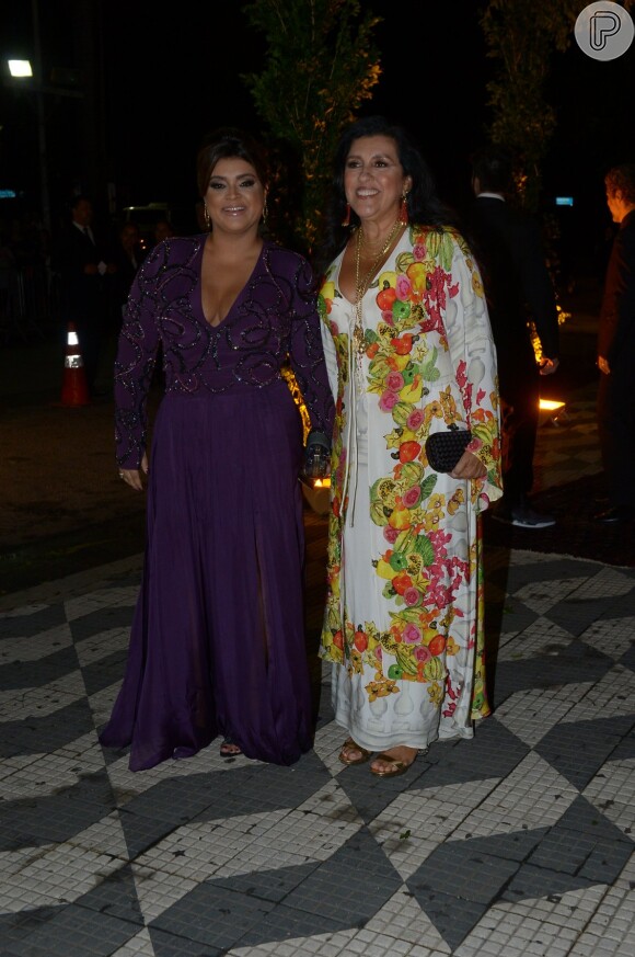 Preta Gil posa com Regina Casé na entrada da igreja. Apresentadora do 'Esquenta' usou vestido estampado, que já havia usado no baile de gala da amfAR no ano passado