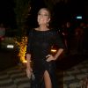 Luiza Possi aposta em vestido preto com superfenda da grife Nosf para o casamento de Fernanda Souza e Thiaguinho