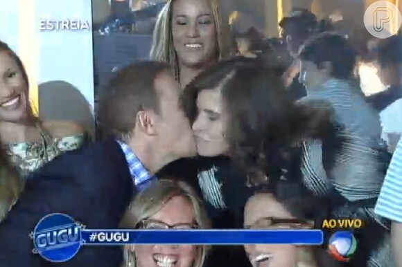 Gugu Liberato troca beijo com a mulher, Rose Miriam