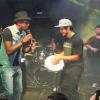 Caio Castro toca pandeiro no show do cantor Mumuzinho