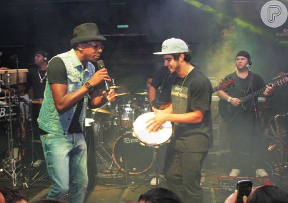 Caio Castro toca pandeiro no show do cantor Mumuzinho