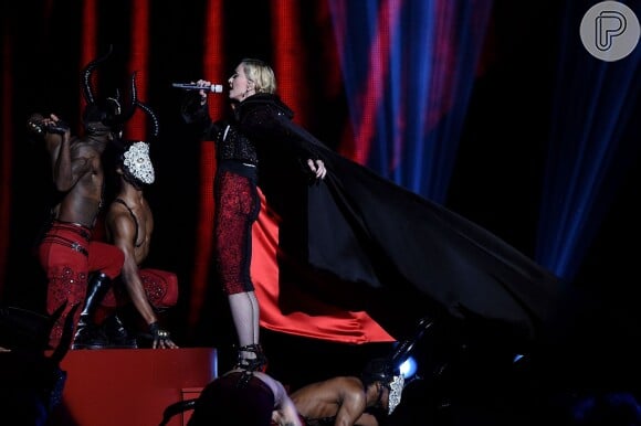 Madonna fala sobre tombo e põe culpa em roupa de grife: 'Armani me ferrou'