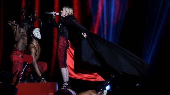 Madonna fala sobre tombo e põe culpa em roupa de grife: 'Armani me ferrou'