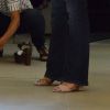 Fátima Bernardes escolhe sapatos e posa para foto com fã em tarde de compras, nesta quinta-feira, 26 de fevereiro de 2015