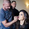 Alessandra Ambrosio saparece se maquiando antes de participar do ensaio fotográfico da marca DZARM