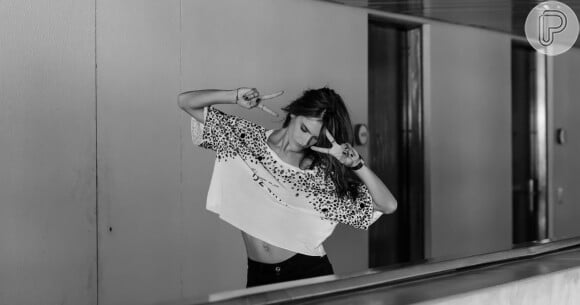 A modelo Alessandra Ambrosio aparece estilosa e mostra barriguinha sarada em ensaio