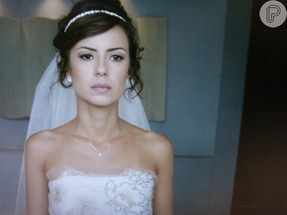 Já vestida de noiva, Maria Clara (Andreia Horta) começa a provocar Cristina (Leandra Leal) por causa de Vicente (Rafael Cardoso)