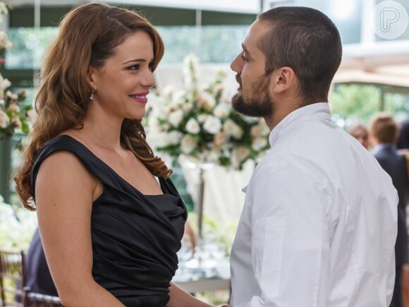 Eufórica, Cristina (Leandra Leal) usa o vestido de Maria Clara (Andreia Horta) para se casar com Vicente (Rafael Cardoso), que fica emocionado ao ver seu grande amor no altar