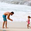Cauã Reymond tem como refúgio também uma praia do Rio de Janeiro, que ele escolhe para surfar e brincar com a pequena filha Sofia