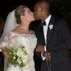 Thuiaguinho e Fernanda Souza se beijam em casamento no último dia 24 de fevereiro de 2015.