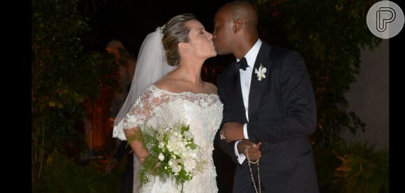 Thuiaguinho e Fernanda Souza se beijam em casamento no último dia 24 de fevereiro de 2015.