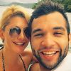 Jonathan Costa paparica a namorada Antonia Fontenelle em praia paradisíaca e divulga selfie em Instagram, neste sábado, dia 28 de fevereiro de 2015.