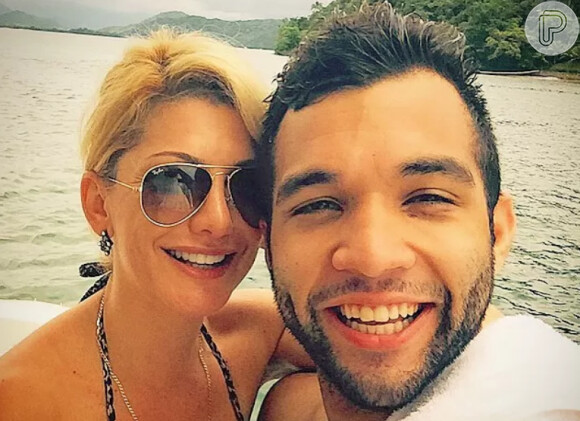 Jonathan Costa paparica a namorada Antonia Fontenelle em praia paradisíaca e divulga selfie em Instagram, neste sábado, dia 28 de fevereiro de 2015.