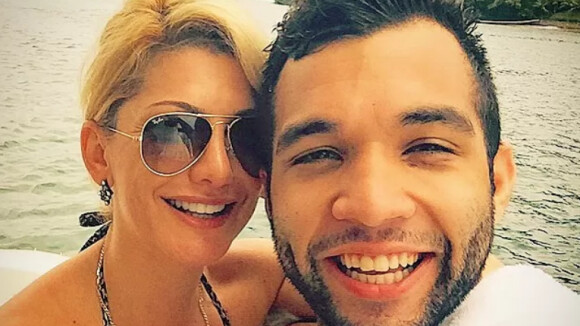 Jonathan Costa divulga selfie com Antonia Fontenelle em praia paradisíaca