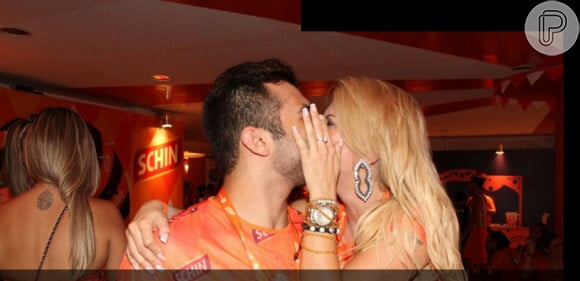 Antonia Fontenelle tenta esconder beijo com o namorado Jonathan Costa em camarote na Sapucaí, no Carnaval 2015.