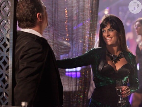 Lohana (Thammy Miranda) se salva por pouco de ser desmascarada por Russo (Adriano Garib), em 'Salve Jorge'
